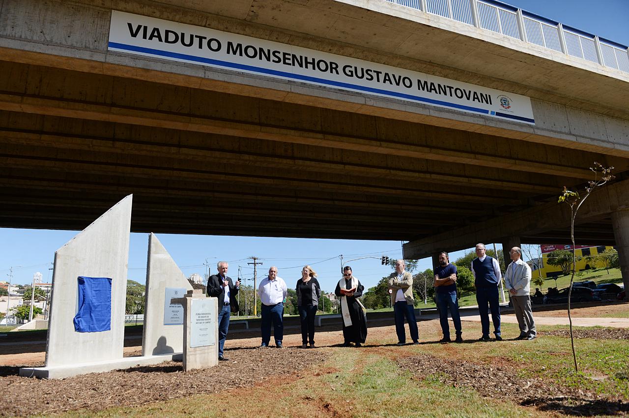 Monsenhor Gustavo Mantovani tem nome entronizado em viaduto de Limeira
