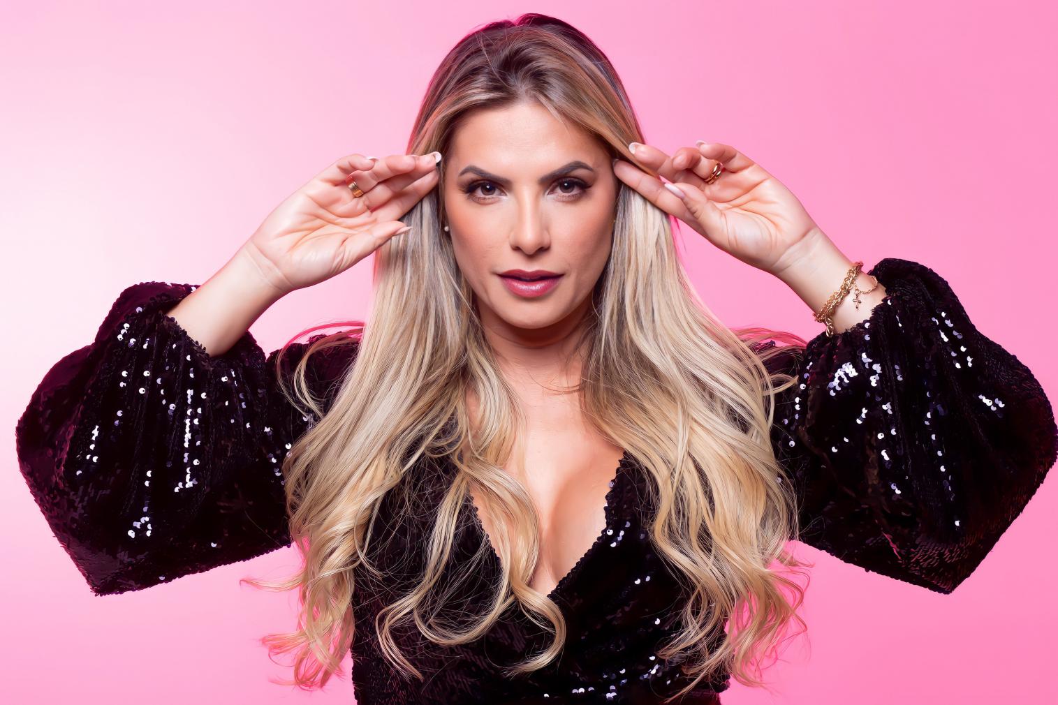 Cantora Yara Vellasco se apresenta na Festa da Vaqueirama em Seropédica; Mano Walter também é atração