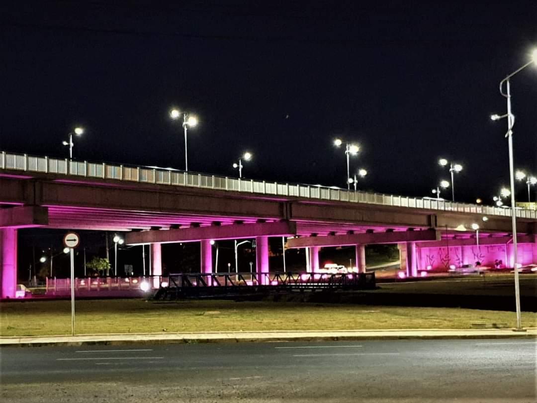 Iluminação especial marca prédios públicos de Limeira durante Outubro Rosa