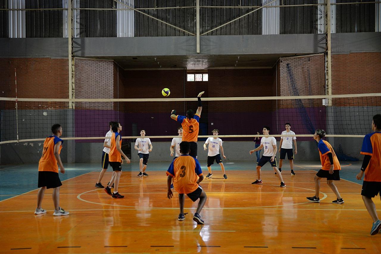 VOLEI DE QUERÊNCIA VENCE NA ABERTURA DOS JOGOS ESCOLARES QUE LOTA O GINÁSIO  E APRESENTA NA MÚSICA A TRADIÇÃO E O MODERNO DA CIDADE.