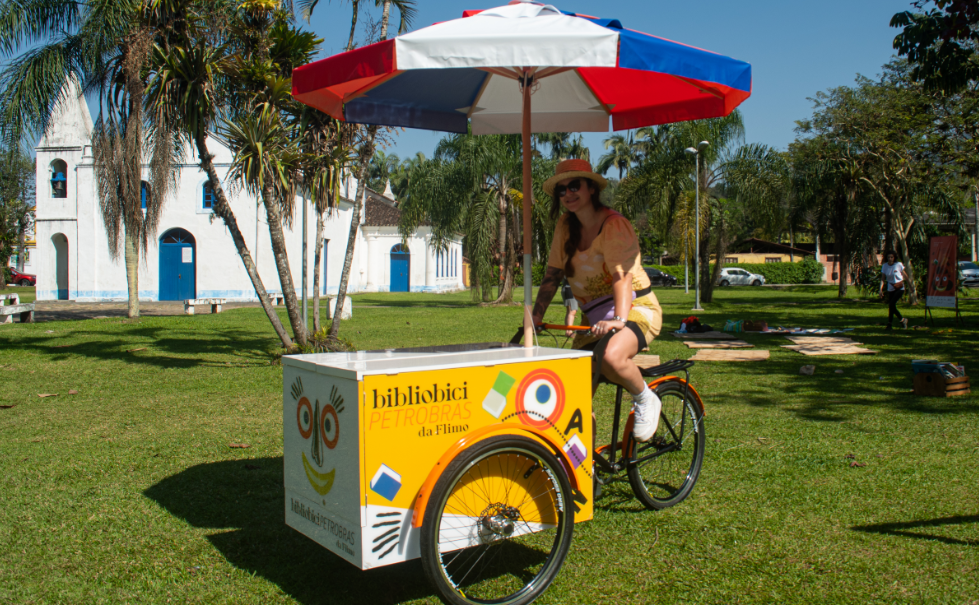  Uma biblioteca sobre rodas visita as escolas de Morretes