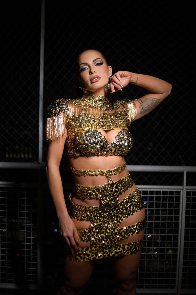 Rainha de Bateria Carla Prata utiliza coroa cravejada no cristal swarovski em noite de samba na Tucuruvi