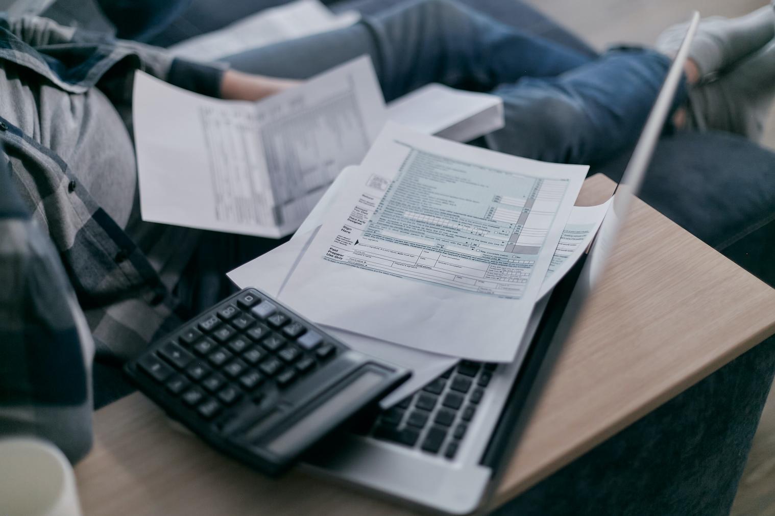 13º salário deve ter prioridade para pagar dívidas, alerta educadora financeira