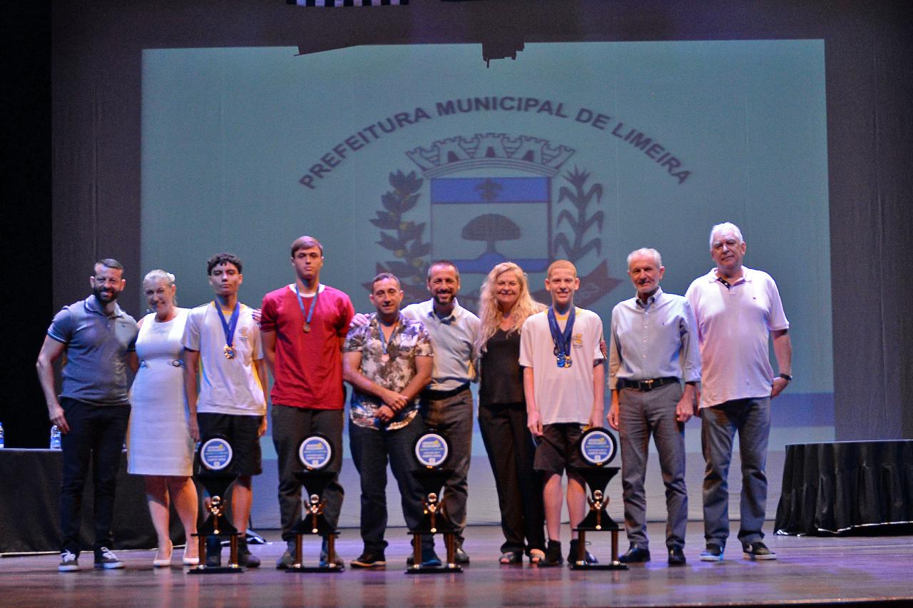 Escolas campeãs recebem troféus dos Jogos Escolares 2022