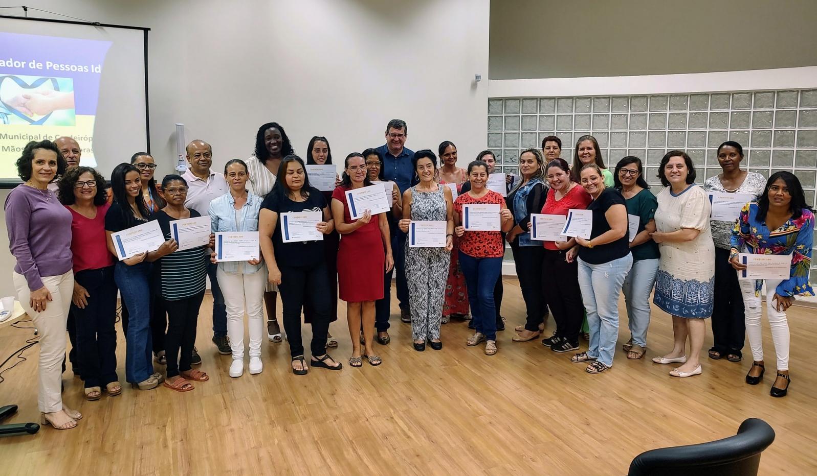 Alunas do curso de Cuidador de Pessoas Idosas recebem certificado de conclusão