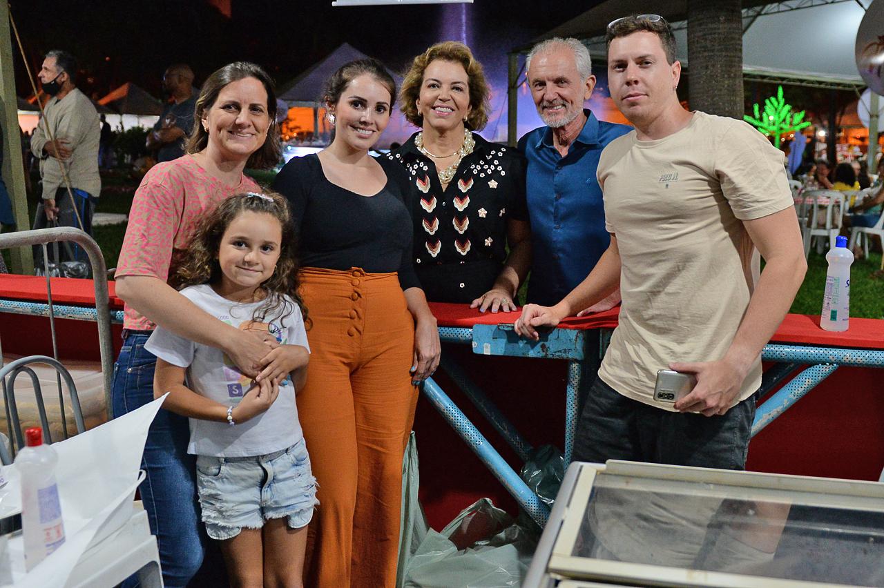 Aprovado pelo público, Mercado de Natal leva renda extra ao terceiro setor