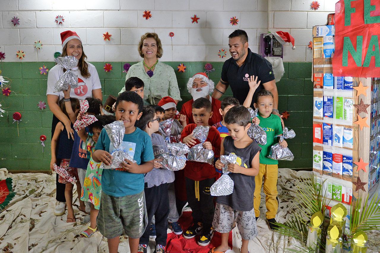 “Natal com Sorriso” inicia entrega de presentes em escola municipal e encanta crianças