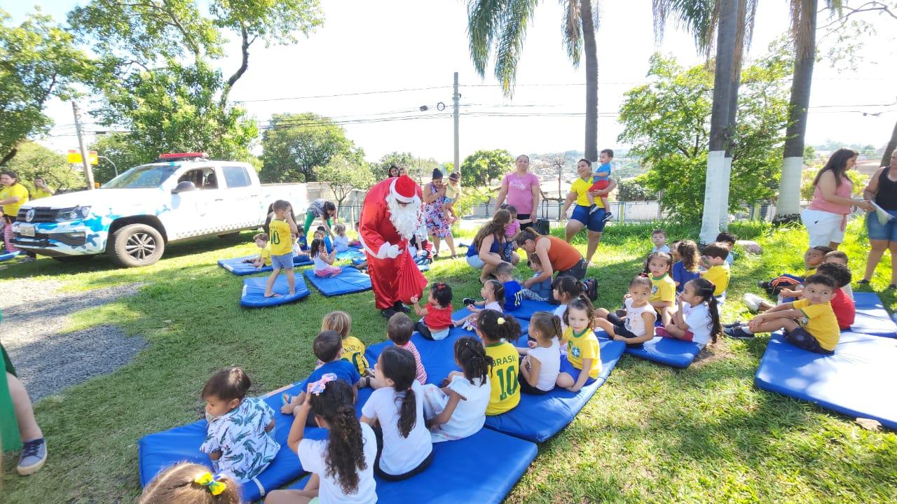 Papai Noel visita alunos de Centro Infantil no Parque Hipólito em Limeira