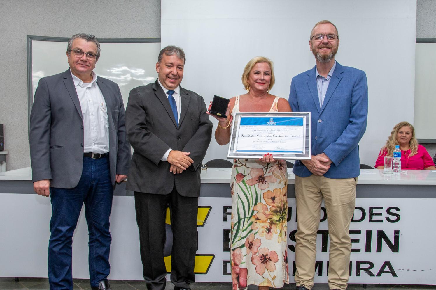 Câmara de Limeira entrega do Diploma de Gratidão de Limeira à Faculdade Einstein 