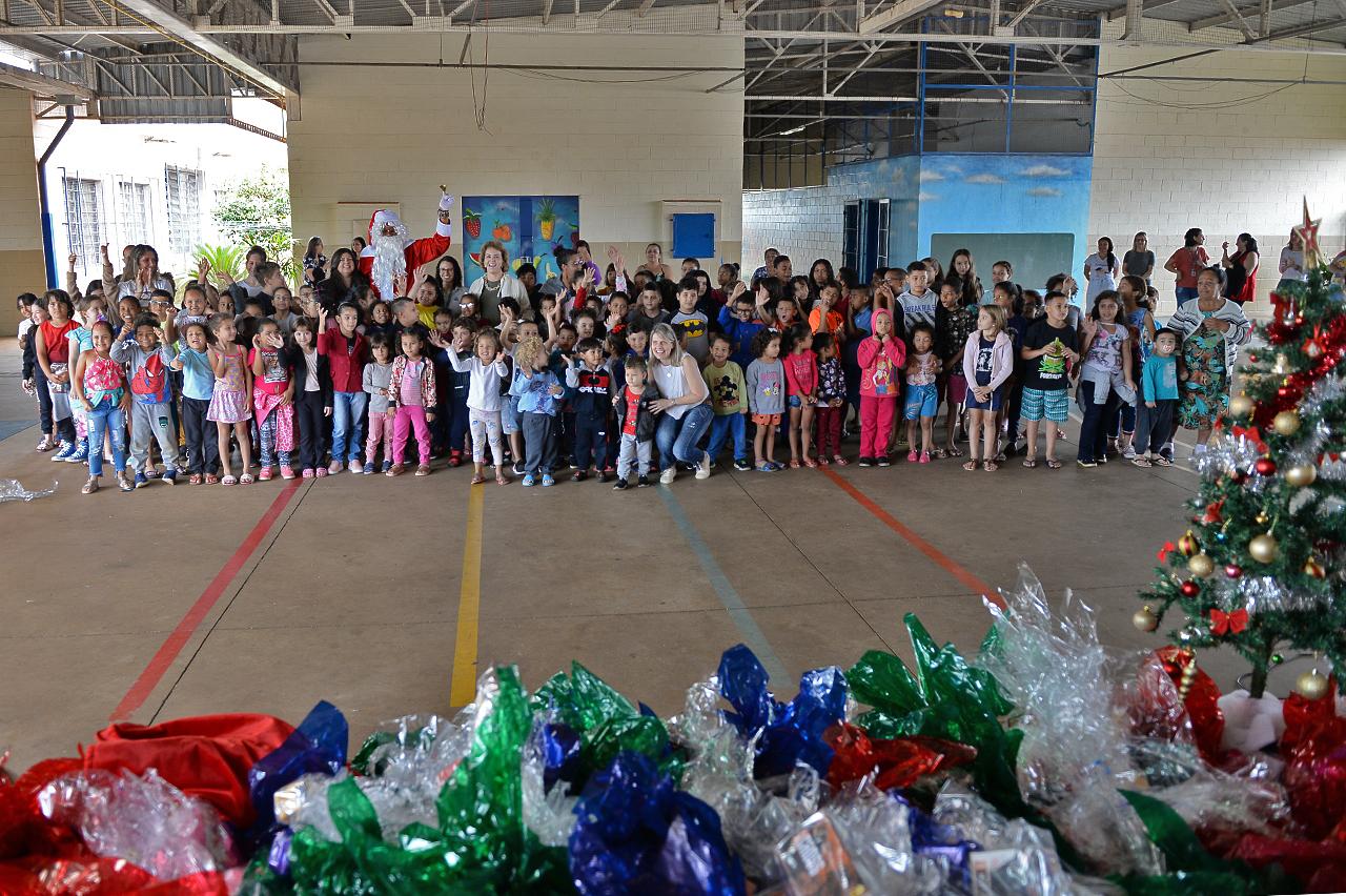 Empresa abraça campanha e entrega presentes a 750 alunos na escola Mário Covas