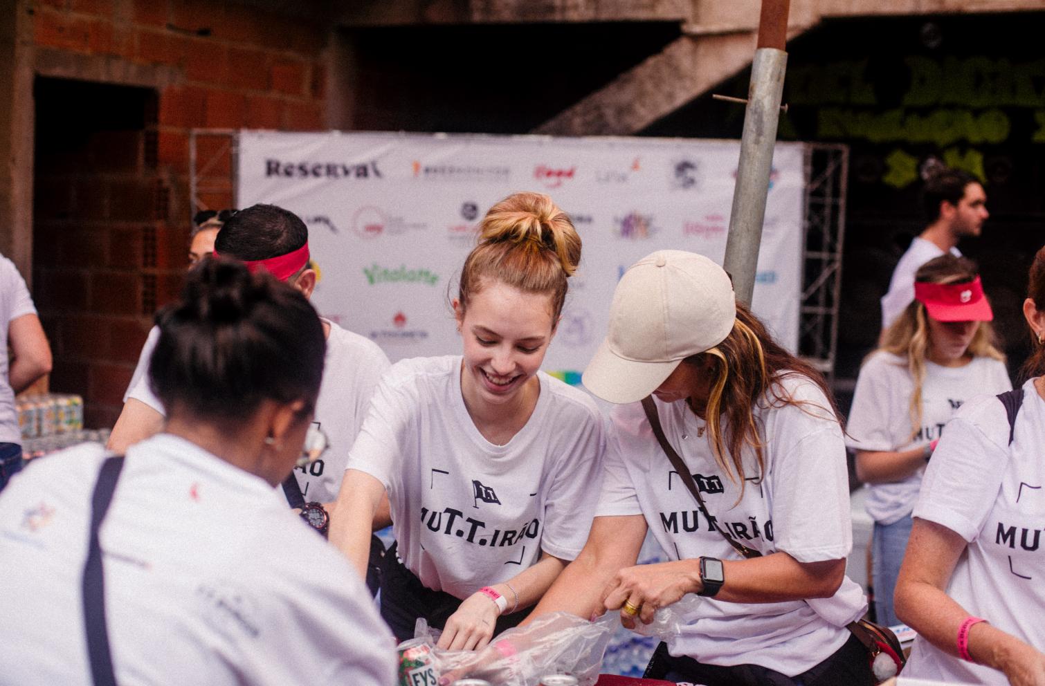 Influenciadora Fefe participa de ação beneficente em Jardim Gramacho