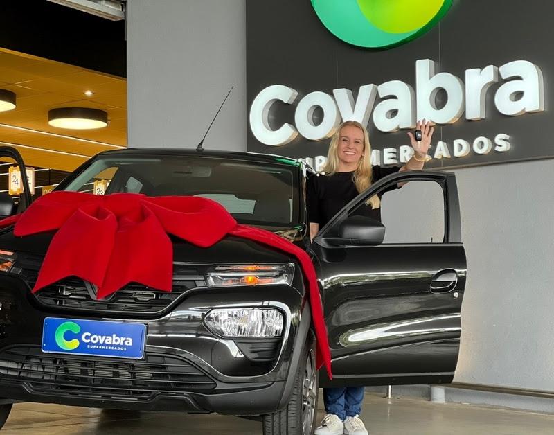 Covabra Supermercados entrega carro 0km para cliente sorteada no Aniversário do Bem