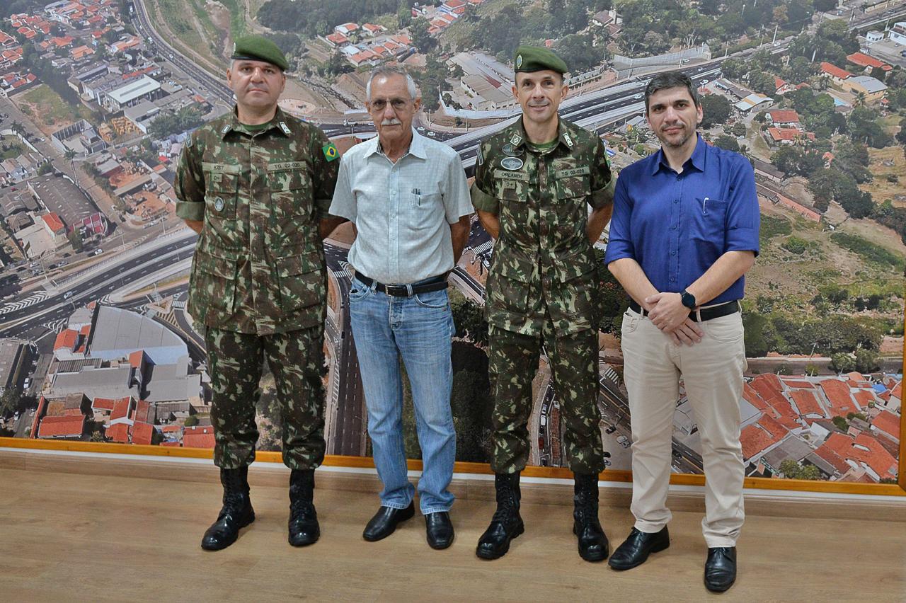Secretários de Limeira recebem novo chefe de instrução do Tiro de Guerra