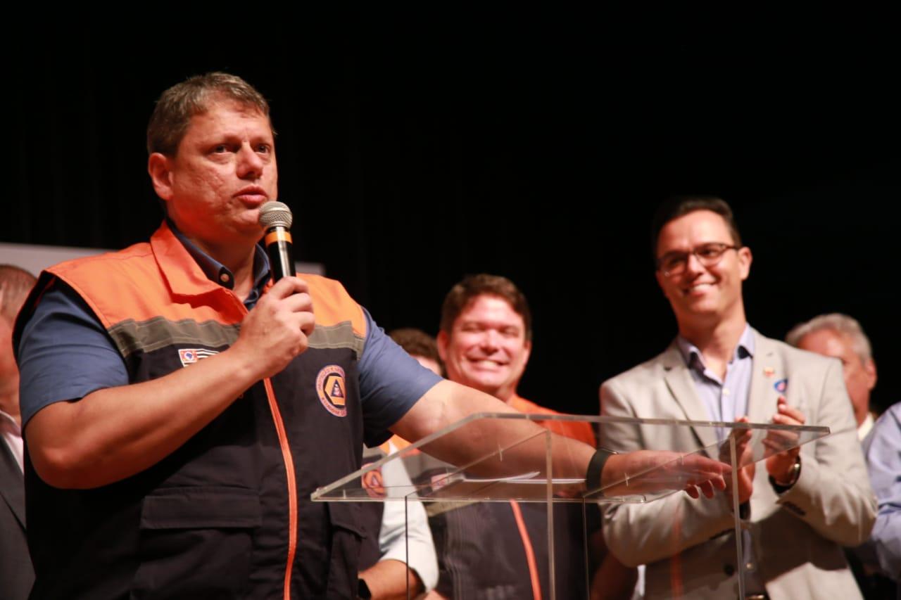 Governador Tarcísio de Freitas autoriza transferência de veículos mesmo com parcelas do IPVA a vencer