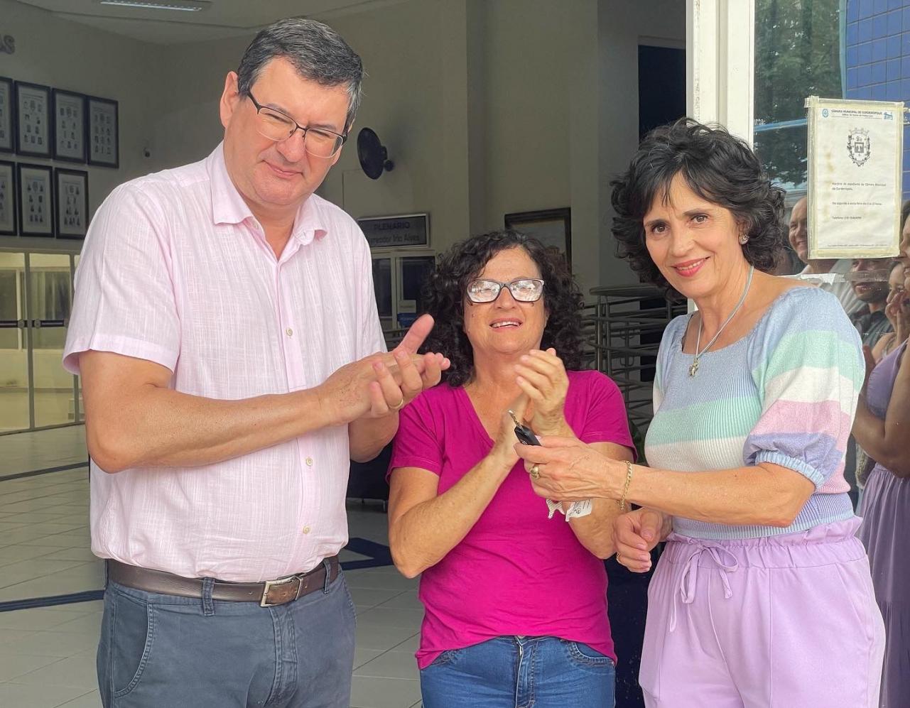 Secretaria da Mulher de Cordeirópolis recebe veículo zero km