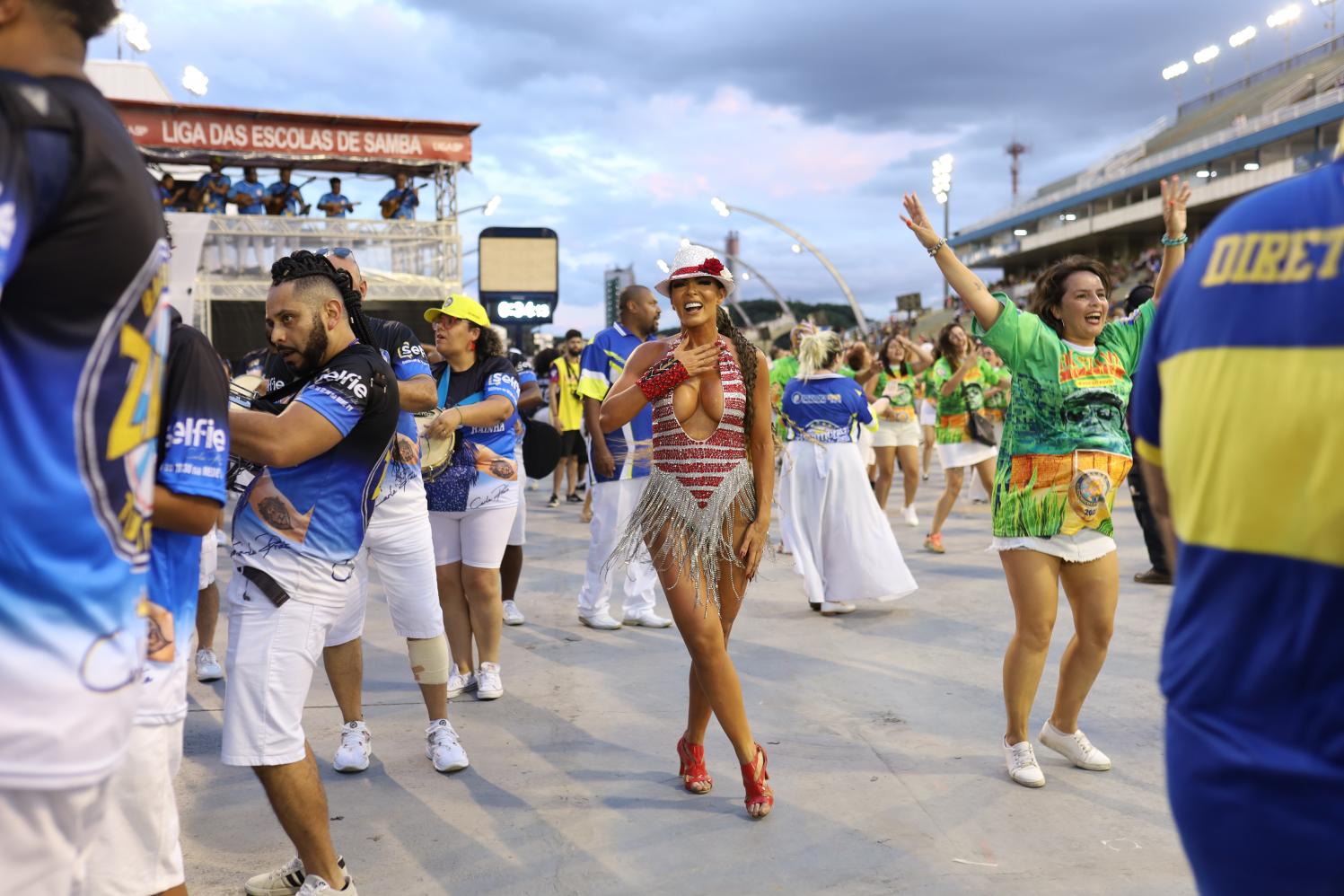 Carla Prata, Rainha de Bateria da do Tucuruvi,  se apresenta em último ensaio técnico antes do carnaval