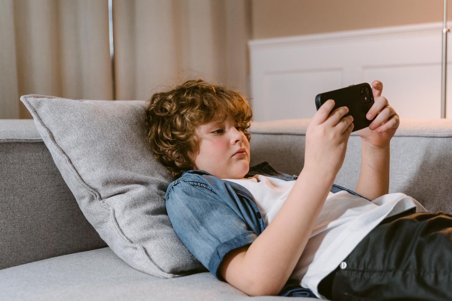 Crianças e telas: tempo deve ser limitado a uma hora por dia e evitar sedentarismo