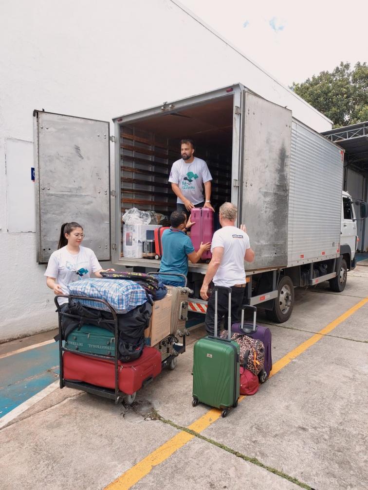 LATAM doa mais de 80 bagagens esquecidas  às vítimas das chuvas no litoral de São Paulo