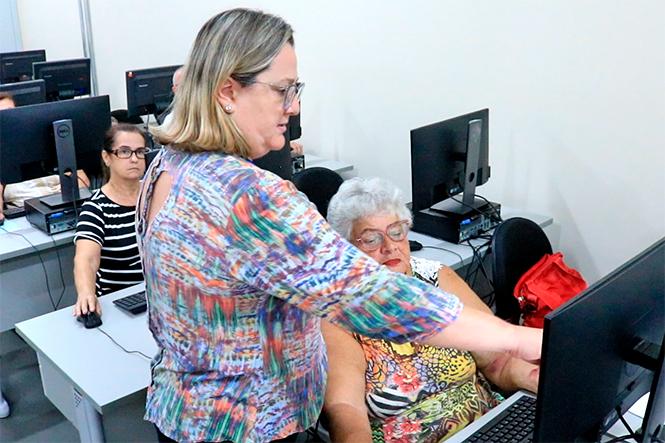 Idosos aprendem informática em curso gratuito no Ceprosom em Limeira