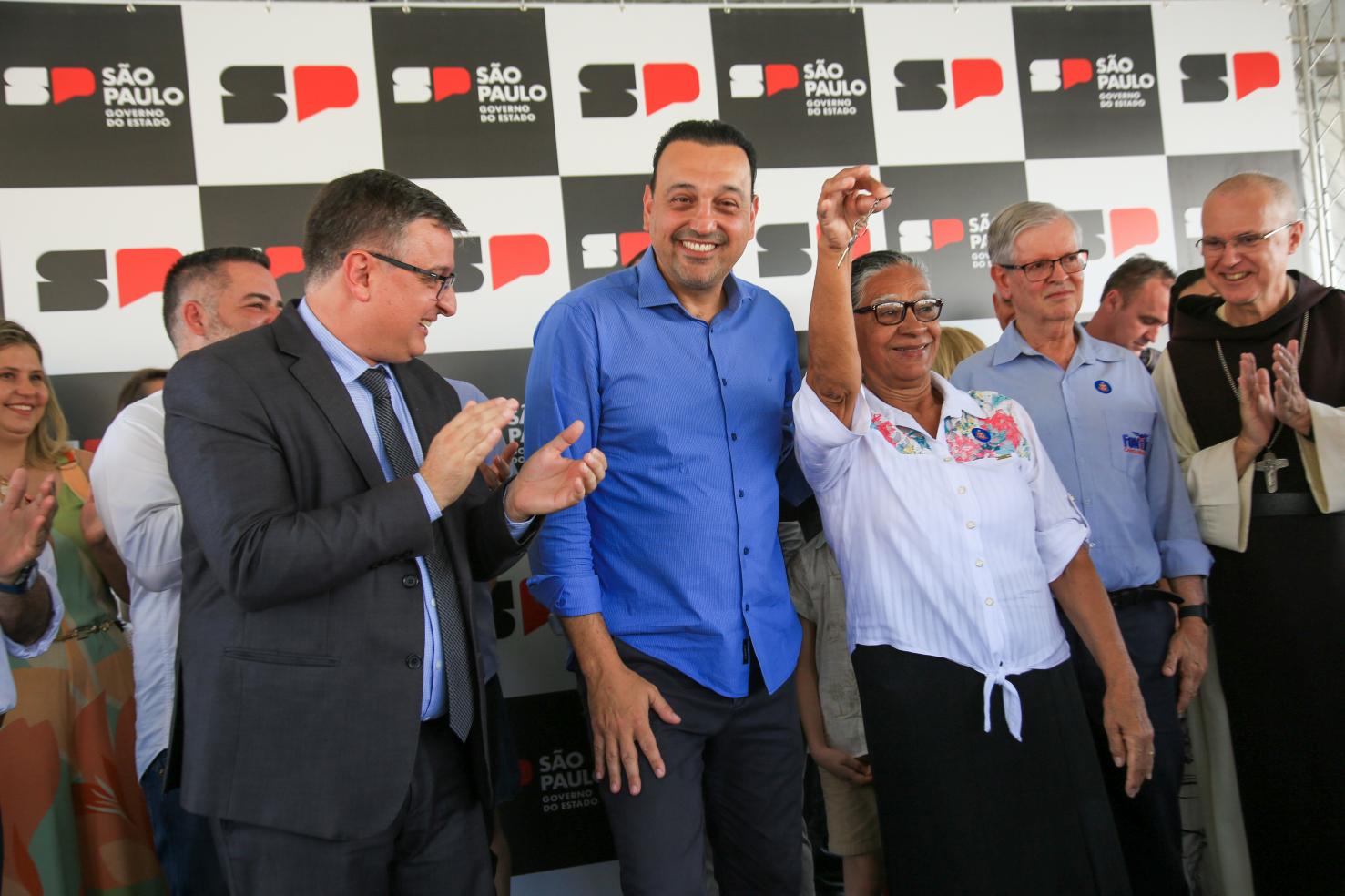 Governo de SP investe R$ 2,8 milhões, entrega 26 casas e beneficia idosos em São José do Rio Pardo