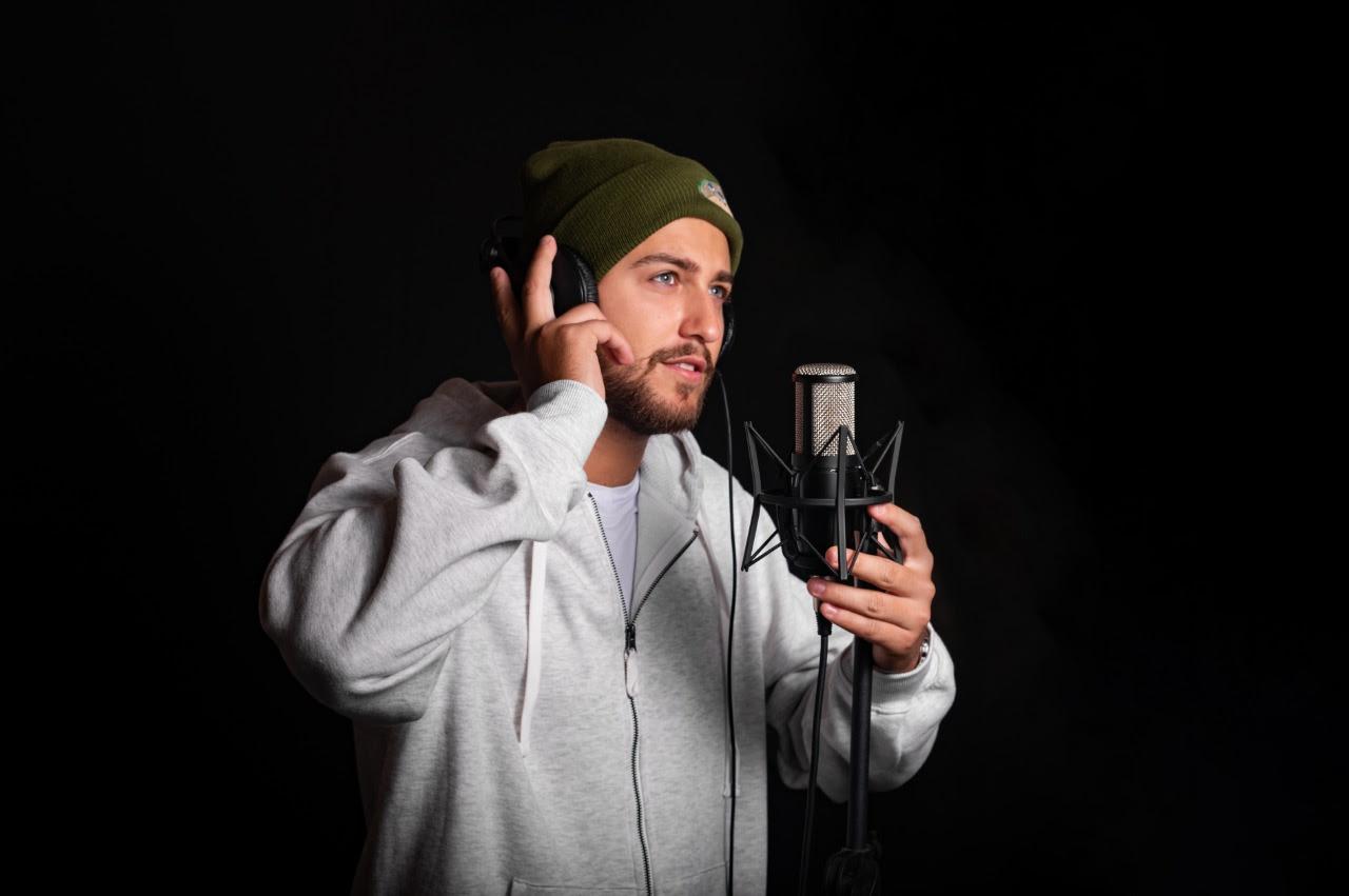 Professor ensina finanças por meio do RAP e conquista a internet