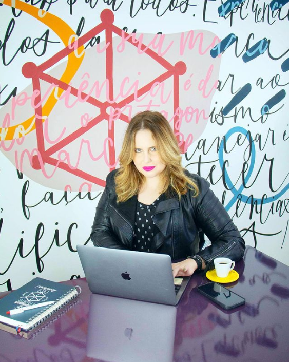 Aline Patini, da Socialtriz, apresenta palestra sobre Marketing na ACIL