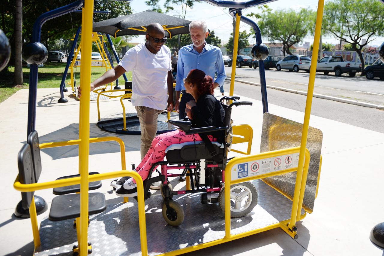 Prefeito no Bairro leva serviços e entrega de equipamentos esportivos ao Parque Cidade em Limeira
