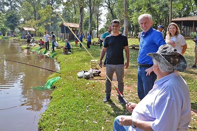 Idosos desfrutam do 1º dia de pescaria em lagoa do Horto Florestal de Limeira