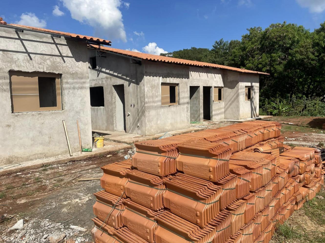 Casas do programa pró moradia em Cordeirópolis recebem telhado