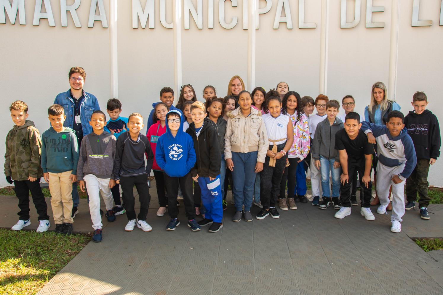 Alunos do Ceief Rafael Affonso Leite participam de visita guiada na Câmara de Limeira