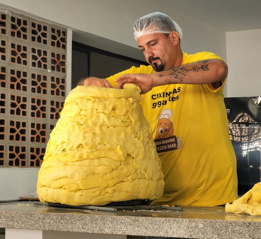 Recordista de coxinha com 76 kg vem ao Festival de Comidas Gigantes no Norte Shopping