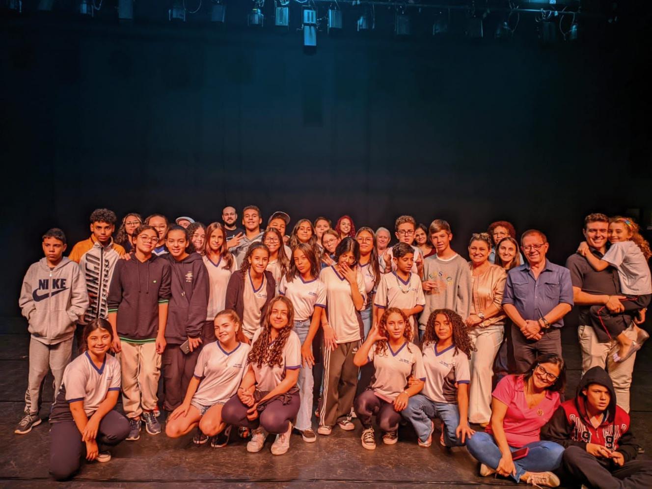Alunos da E.E. Brasil de Limeira participam de visita guiada pelo Teatro Vitória
