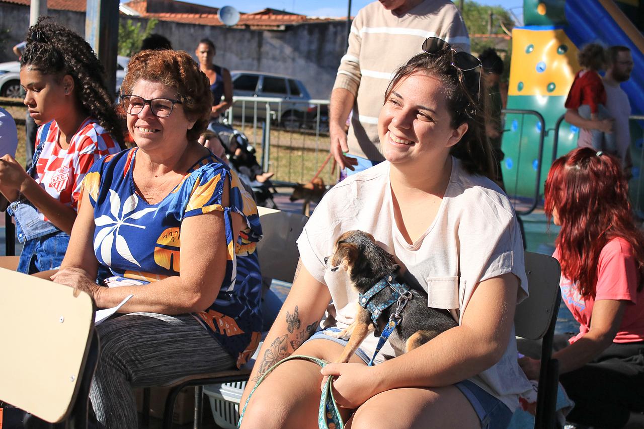 Prefeito no Bairro leva centenas em busca de serviços no Geada; programa de castração tem mais uma edição