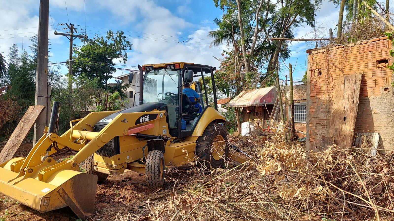Com risco à saúde pública, imóvel no Jd. Laranjeiras é alvo de limpeza compulsória