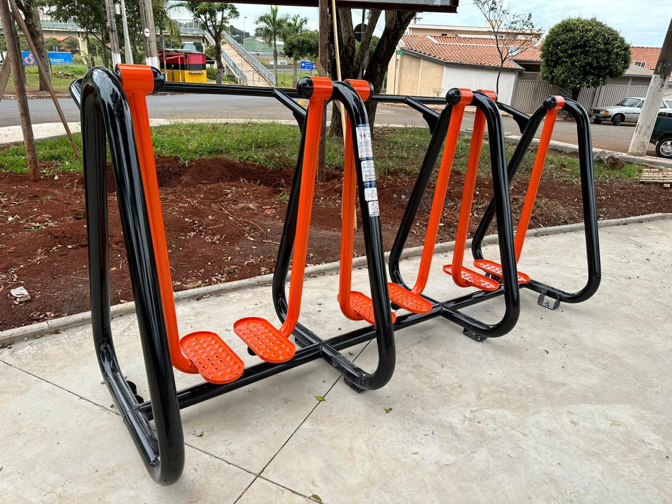 Equipamentos de academia ao ar livre são instalados na Praça do Jardim Bela Vista