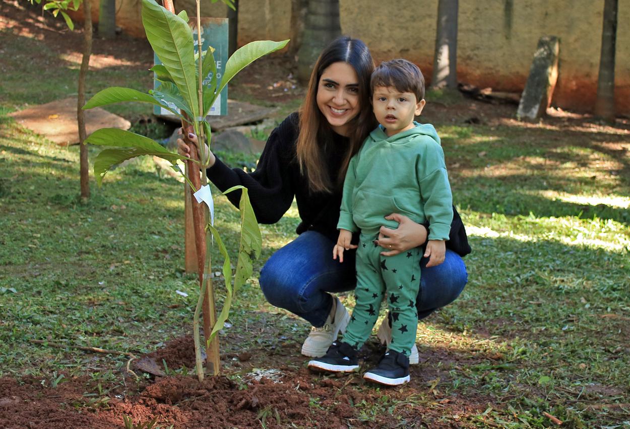 Prefeitura e Santa Casa realizam plantio de frutíferas no Bosque Prefeita Maria Thereza em Limeira