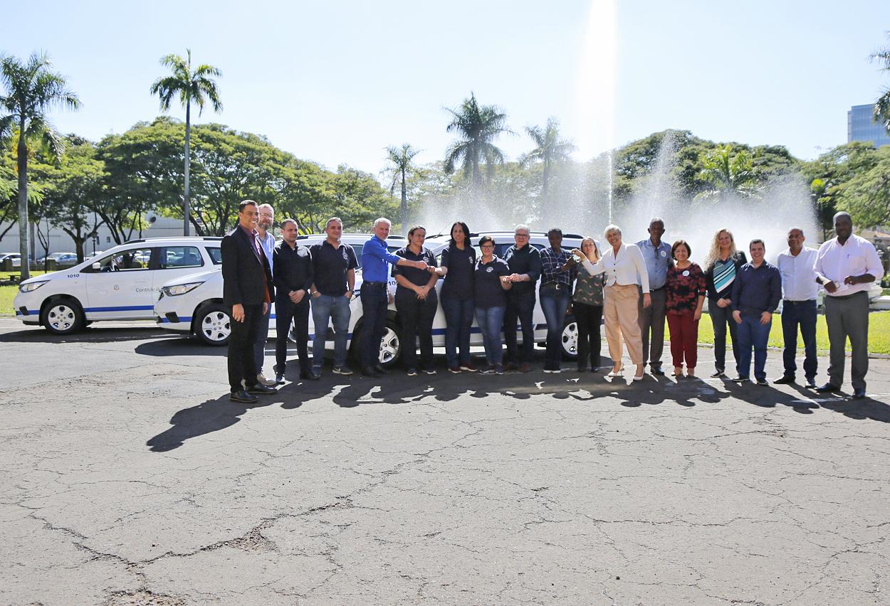 Prefeito de Limeira entrega três novos veículos para reforçar ações de combate à dengue
