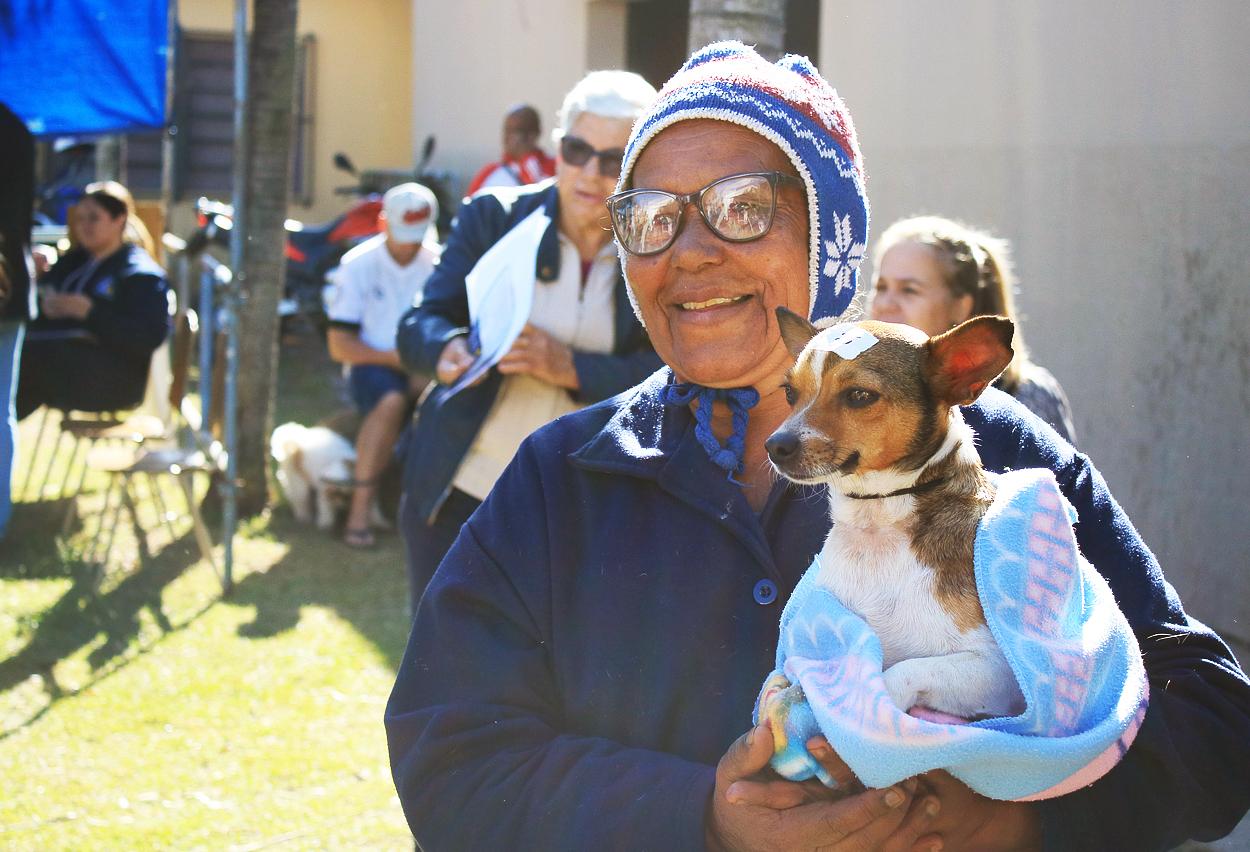 Castração, entrega de mudas, vacinação e serviços movimentam Prefeito no Bairro