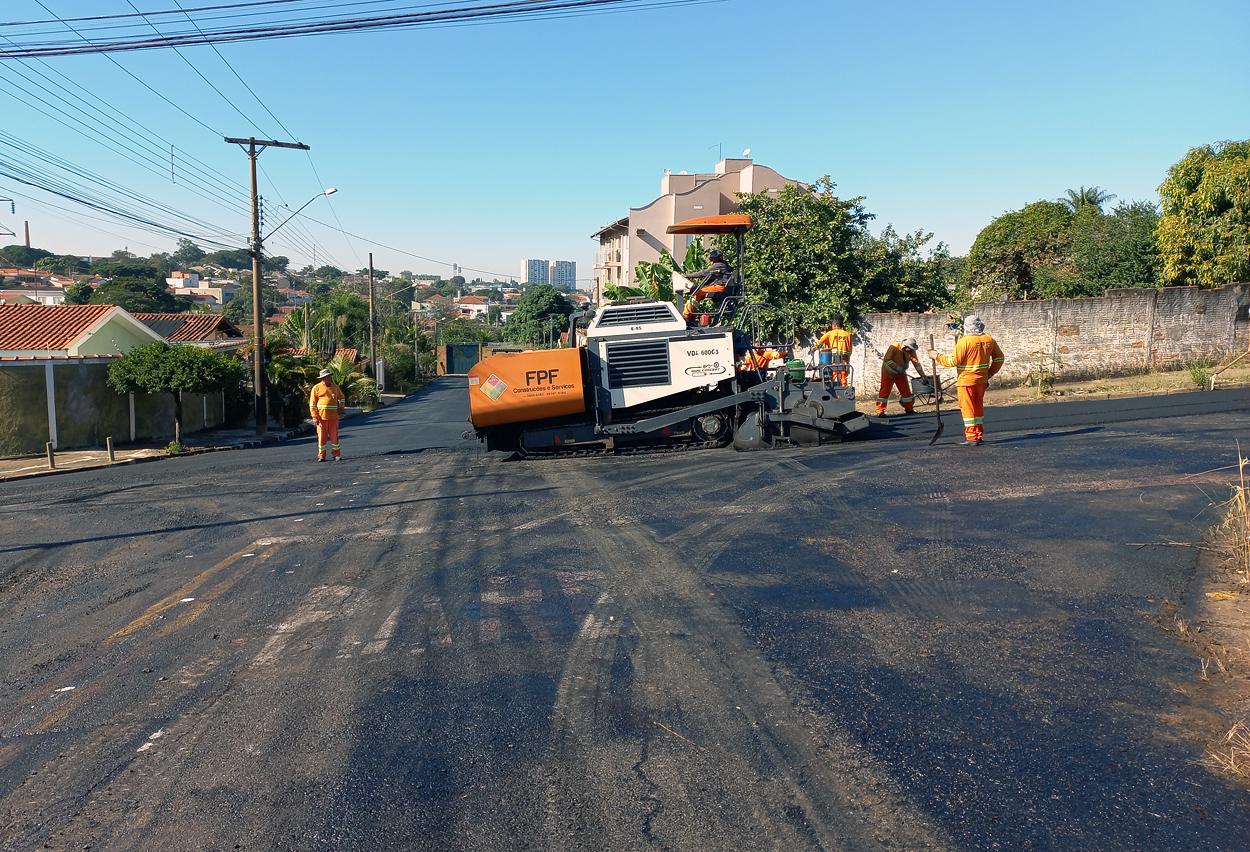 Pacote de recapeamento em Limeira avança e mais duas ruas são concluídas