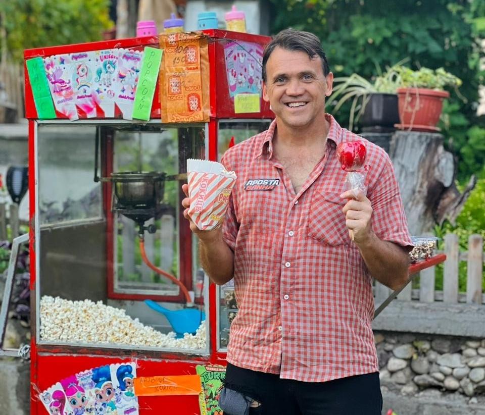 São João rompendo fronteiras: Ex-jogador Petkovic participa de festa junina na Sérvia