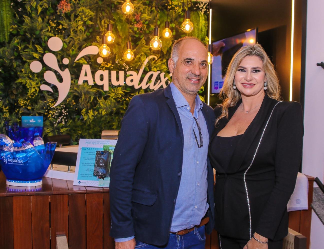 Os ex-BBB Mariana Felício e Daniel Saullo esbanjam simpatia ao prestigiarem inauguração de loja de banheiras, spas e Ofurôs