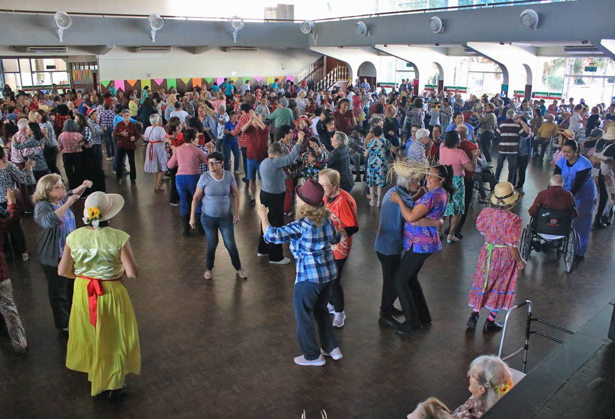 Mais de 600 pessoas participam de Festa Julina da 3ª idade em Limeira