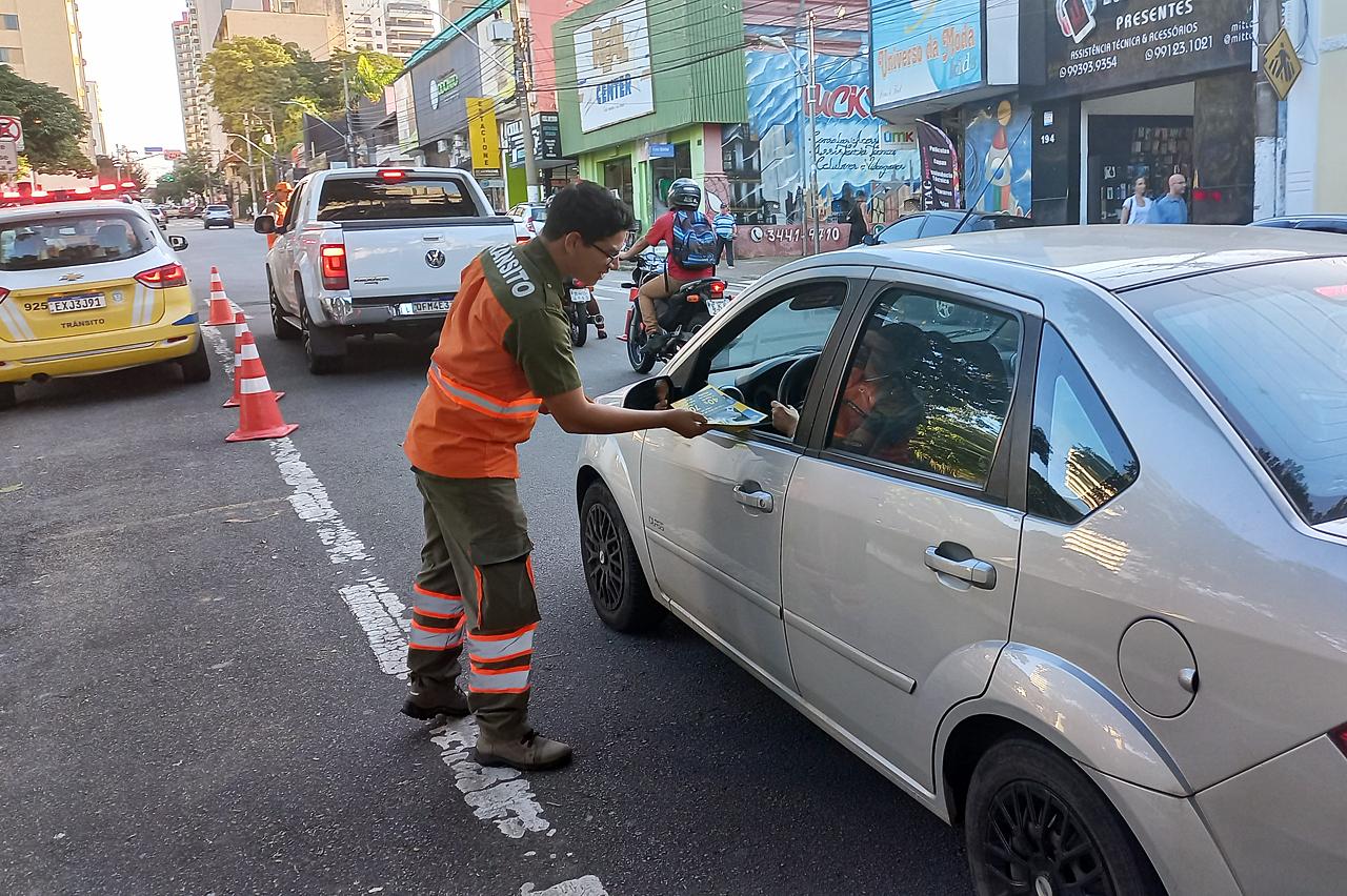Agentes de Trânsito realizam campanha educativa em ruas de Limeira