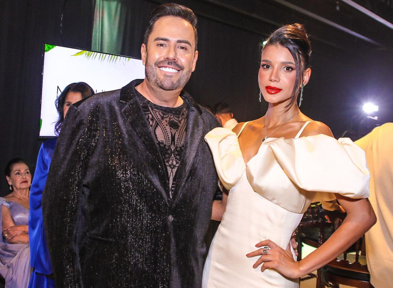 Ex-Fazenda Jakelyne Oliveira exibe elegância ao lado do Missólogo Evandro Hazzy durante o Miss Universo Brasil 2023