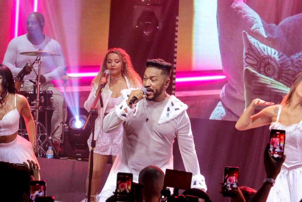 Comemorando 25 anos de carreira, o cantor e ator Sebah Vieira recebeu 300 convidados em uma festa fechada para a gravação do seu primeiro DVD