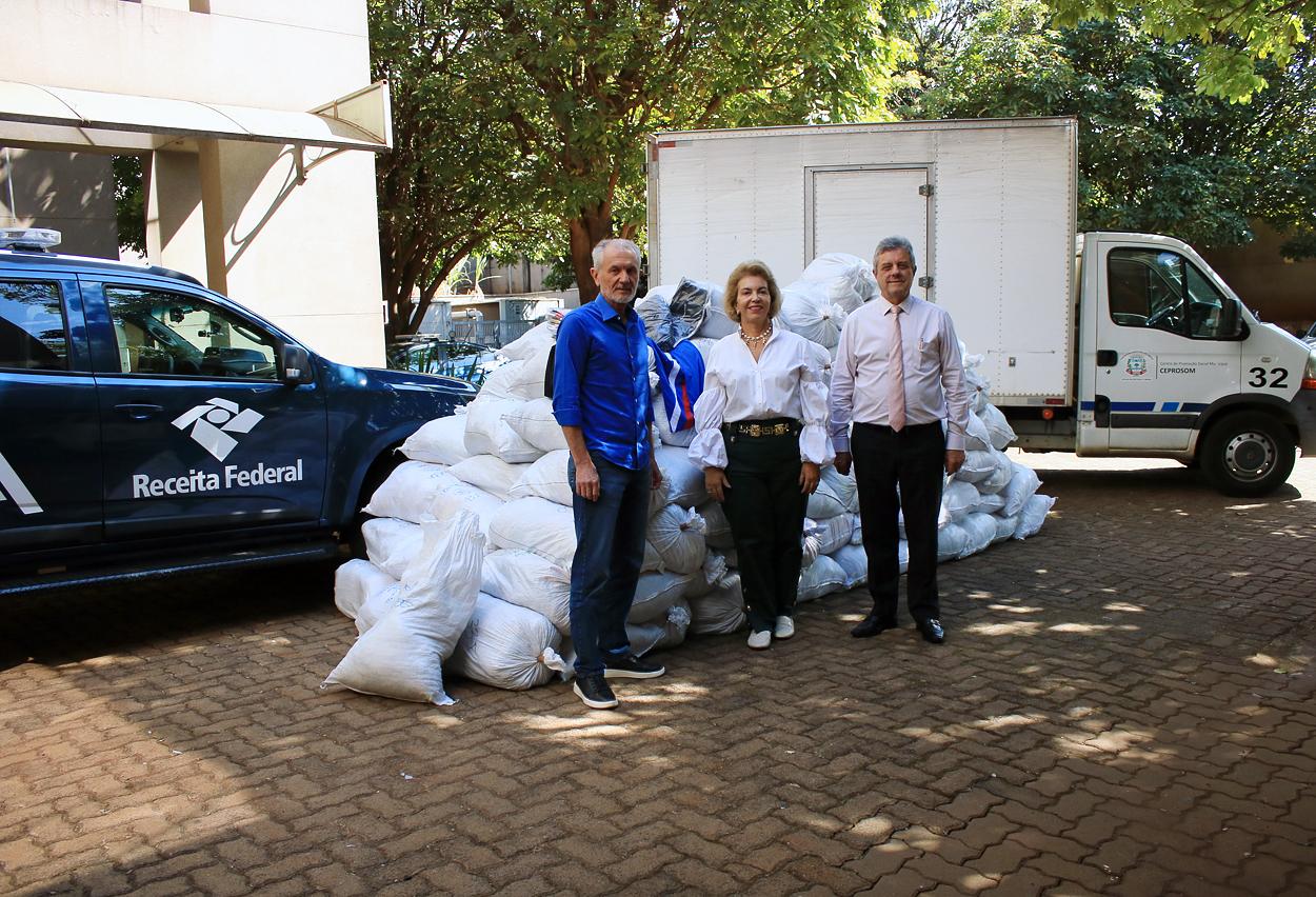 Receita Federal doa 2 toneladas de roupas ao Fundo Social; peças foram apreendidas na Capital