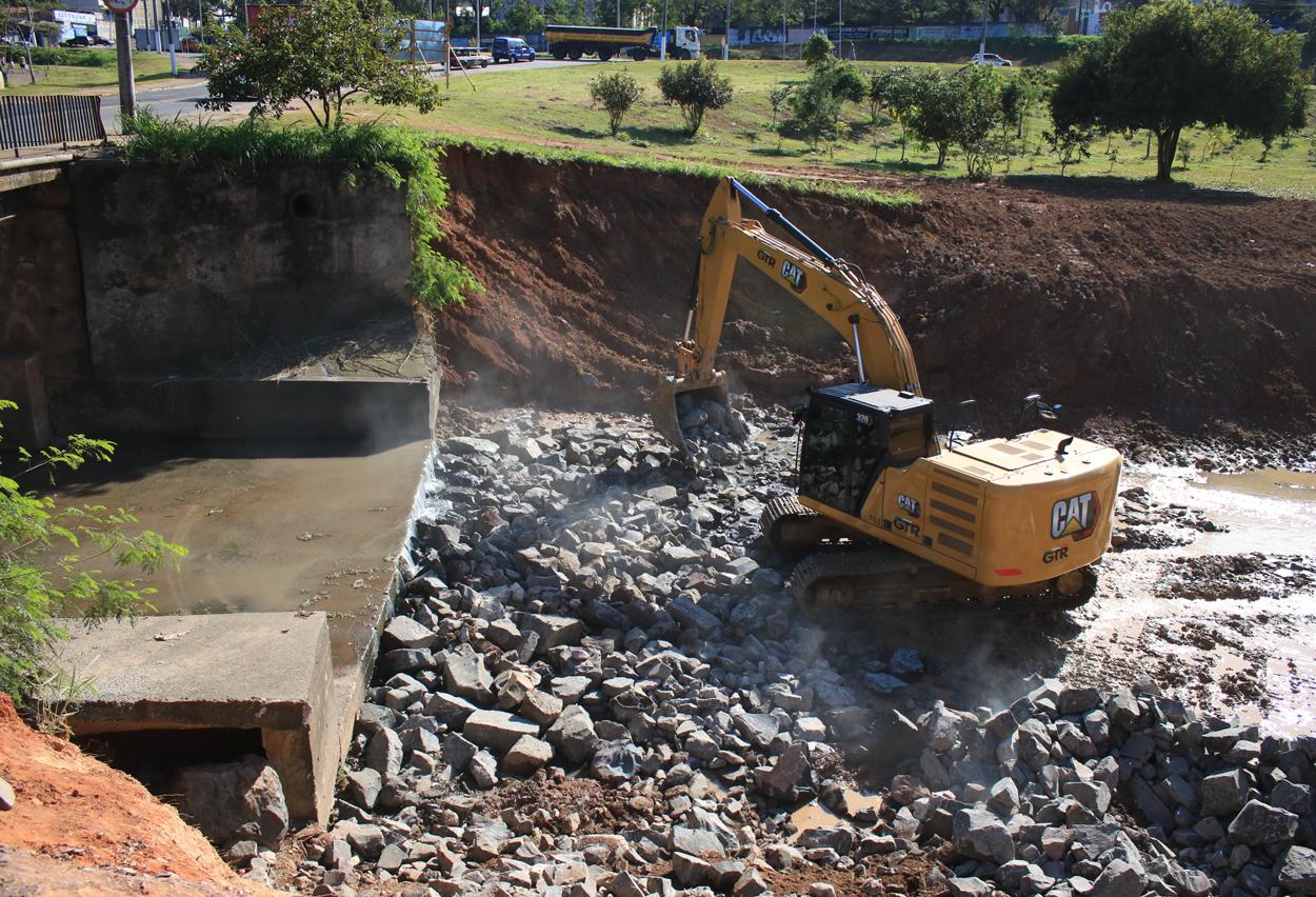 Córrego da Barroca Funda em Limeira recebe obras para evitar enchentes e proteger encosta
