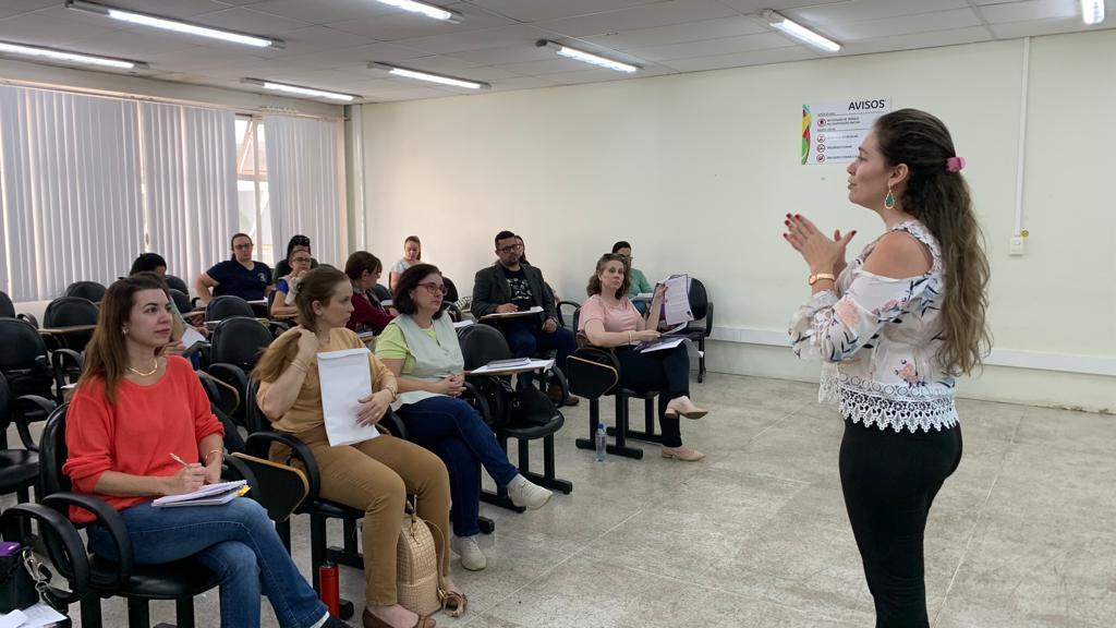 Escolas recebem kits do concurso “Um Mundo Mais Colorido”, parceria da Secretaria de Educação e BRK