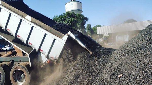 Material fresado viabiliza pavimentação de ruas de Cascalho e Pátio da Estação em Cordeirópolis