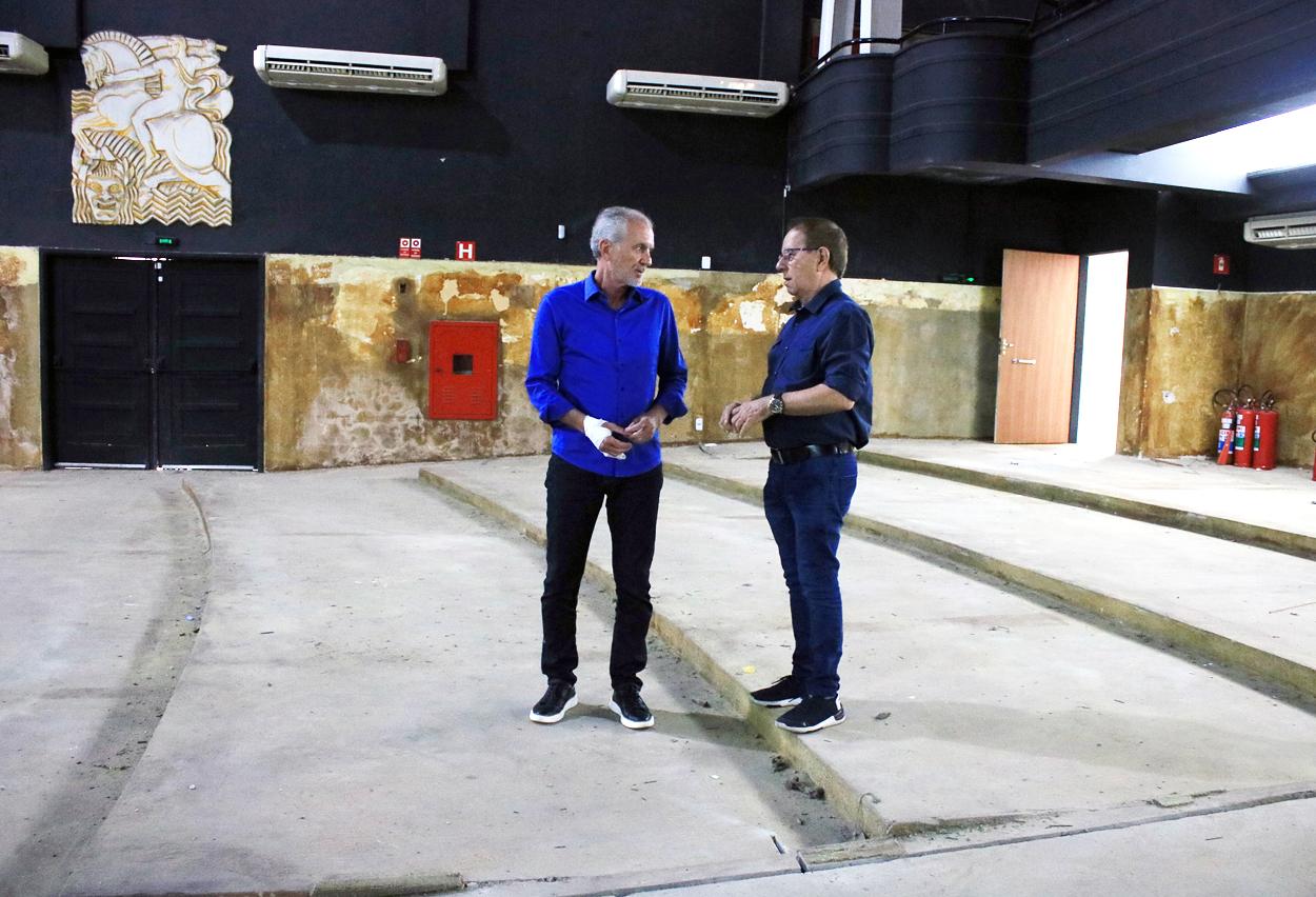 Prefeito de Limeira visita obras de modernização e adequação do Teatro Vitória